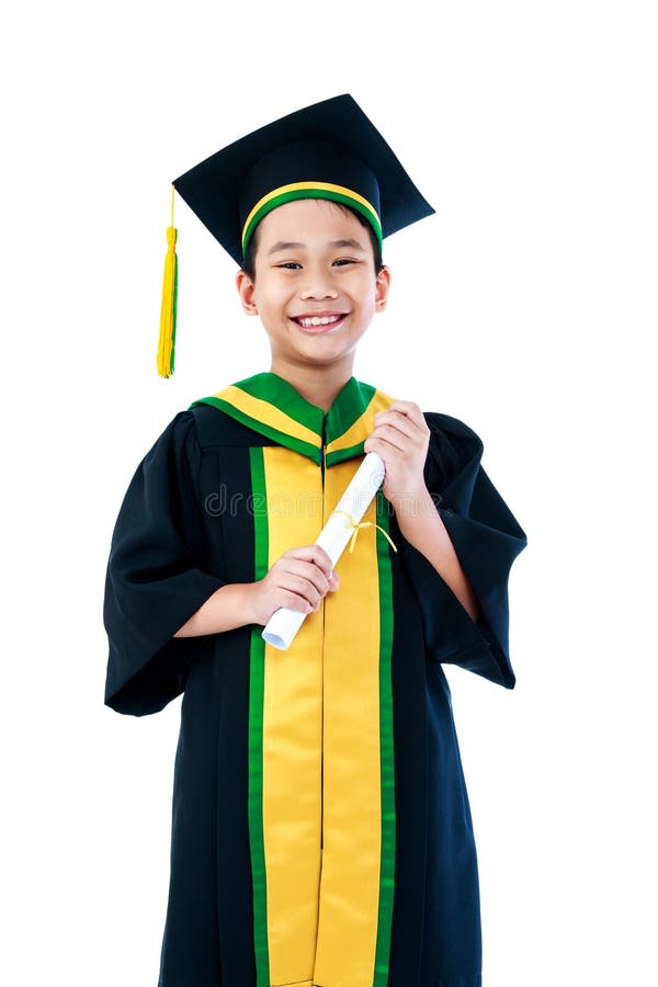 Aziatisch kind in graduatietoga met diplomacertificaat het glimlachen royalty-vrije stock afbeeldingen Aziatisch kind in graduatietoga met diplomacertificaat het glimlachen royalty-vrije stock afbeeldingen