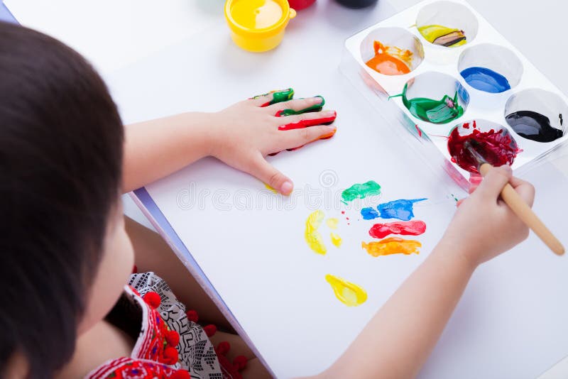 Aziatisch meisje die vingerafdrukken doen die tekeningshulpmiddelen, kunstonderwijs met behulp van stock foto Aziatisch meisje die vingerafdrukken doen die tekeningshulpmiddelen, kunstonderwijs met behulp van stock foto