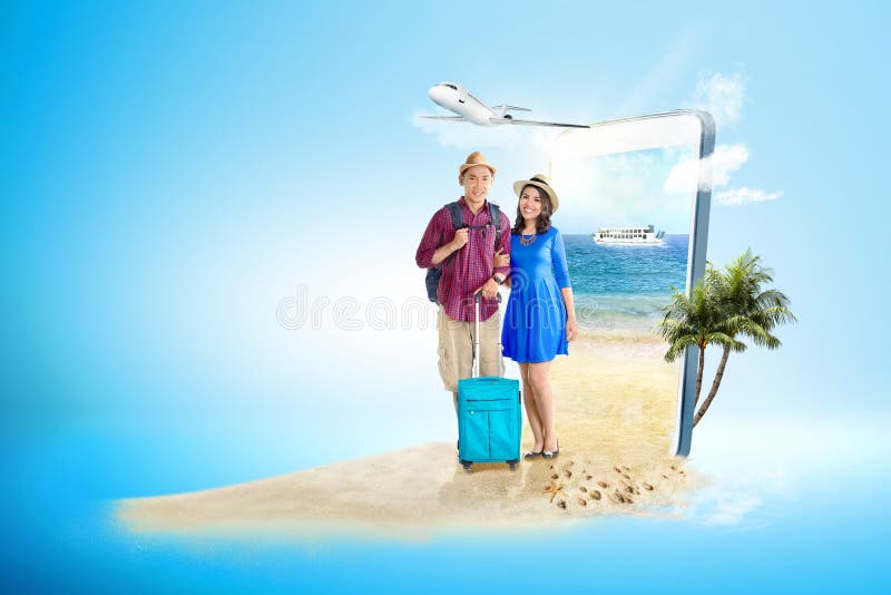 Aziatisch paar met kofferzak en rugzak die zich op het strand bevinden royalty-vrije stock foto Aziatisch paar met kofferzak en rugzak die zich op het strand bevinden royalty-vrije stock foto