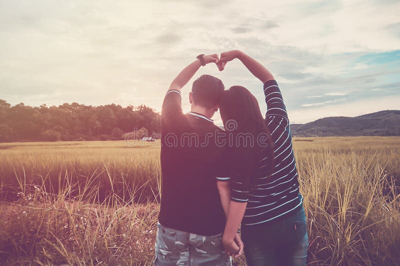 Aziatisch, Romantisch paar of Homoseksualiteit, vrouwelijk liefde open wapen, Harttekens gelukkig op padieveld met zonsondergang, royalty-vrije stock foto Aziatisch, Romantisch paar of Homoseksualiteit, vrouwelijk liefde open wapen, Harttekens gelukkig op padieveld met zonsondergang, royalty-vrije stock foto