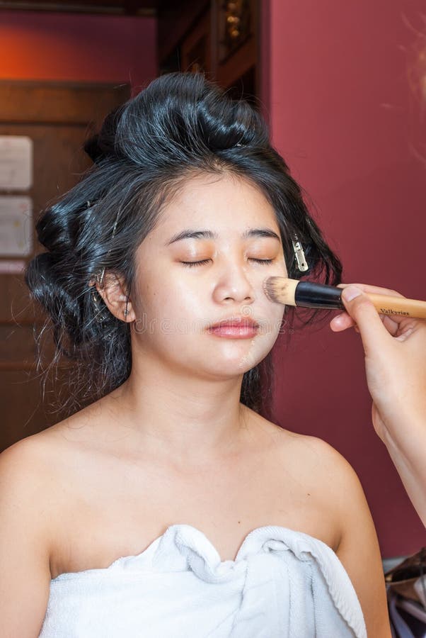 Aziatisch Thais Meisje die Make-upstichting krijgen