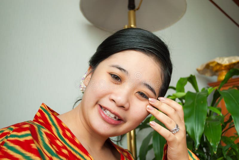 Aziatisch Thais Meisje met Mooie Haarstijl en Trouwring