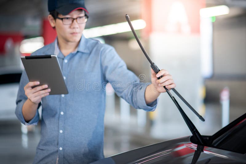 Aziatische auto mechanische het controleren ruitewisser royalty-vrije stock fotografie Aziatische auto mechanische het controleren ruitewisser royalty-vrije stock fotografie