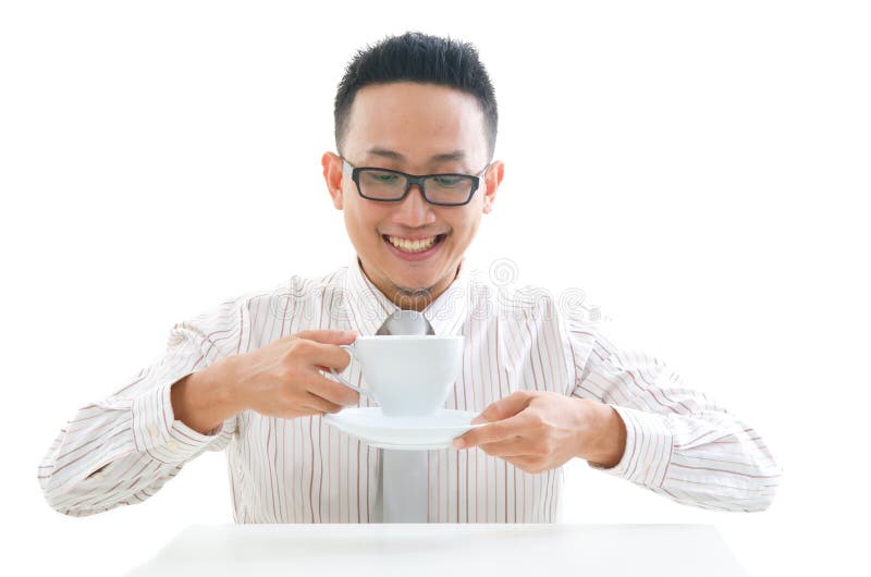Aziatische bedrijfs mannelijke het drinken koffie stock foto Aziatische bedrijfs mannelijke het drinken koffie stock foto