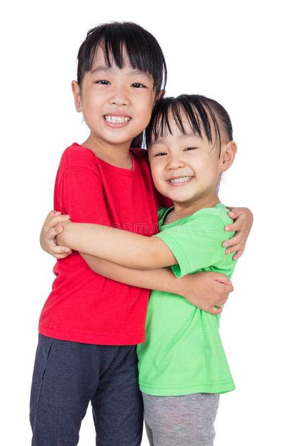 Aziatische Chinese meisjes die elkaar koesteren stock foto Aziatische Chinese meisjes die elkaar koesteren stock foto