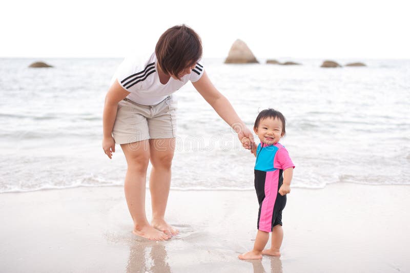Aziatische Chinese peuter en moeder op strand royalty-vrije stock fotografie Aziatische Chinese peuter en moeder op strand royalty-vrije stock fotografie