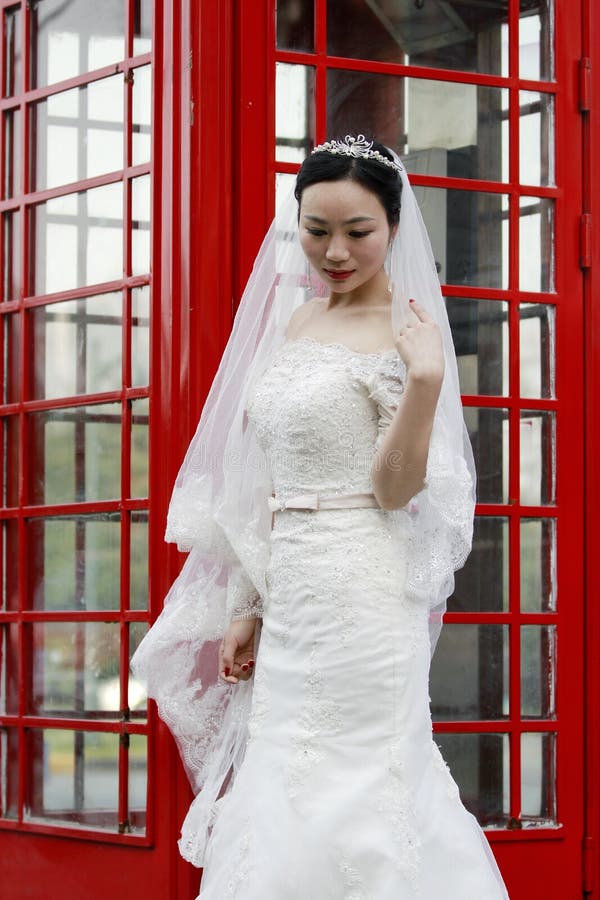 Aziatische Chinese Vrouw In Huwelijkskleding Stock Afbeelding
