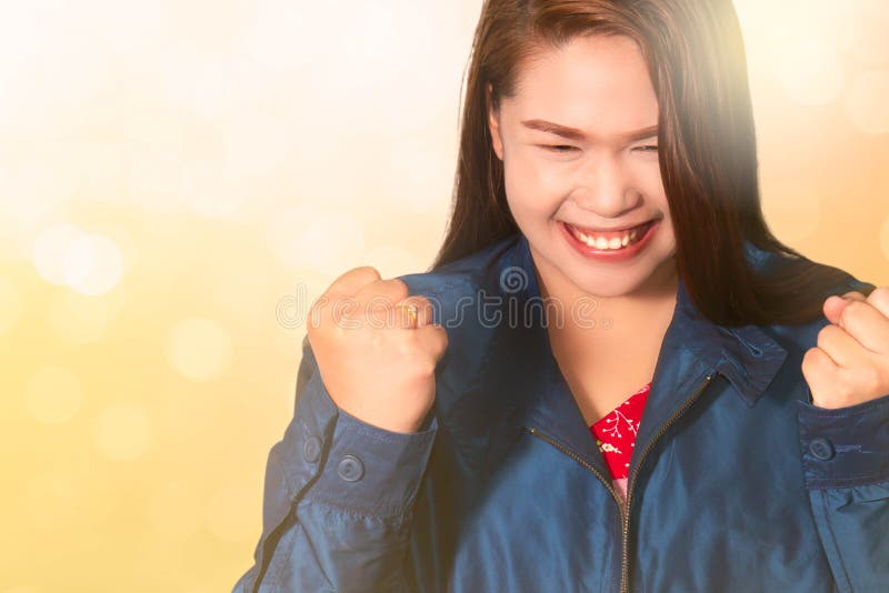 Aziatische die vrouw met vuisten op gebaar, succesvolle, het vieren overwinning, voltooiing en het winnen worden opgeheven royalty-vrije stock foto's Aziatische die vrouw met vuisten op gebaar, succesvolle, het vieren overwinning, voltooiing en het winnen worden opgeheven royalty-vrije stock foto's
