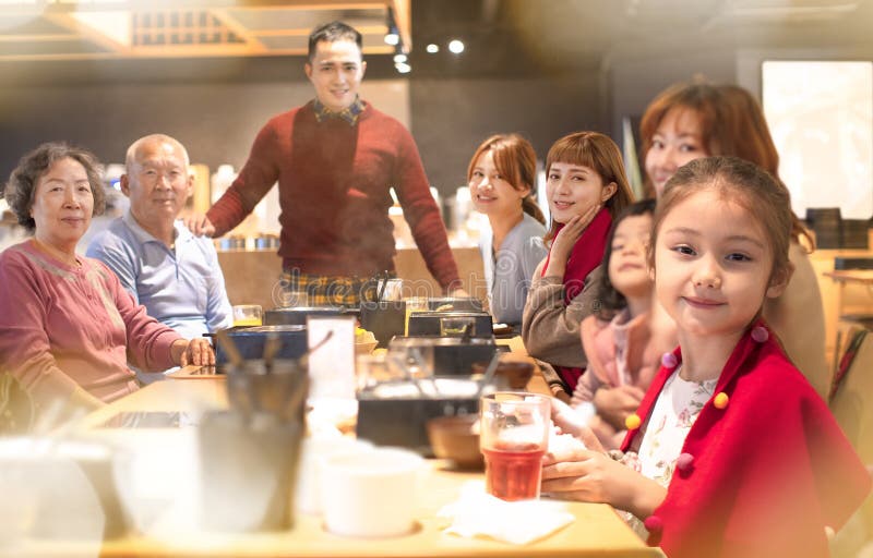 Aziatische familie die diner hebben en Chinees nieuw jaar vieren royalty-vrije stock fotografie Aziatische familie die diner hebben en Chinees nieuw jaar vieren royalty-vrije stock fotografie