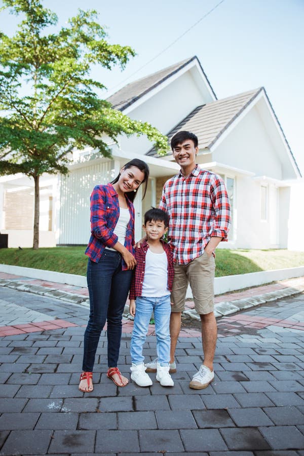 Aziatische familie die voor hun nieuw huis zich verenigen stock afbeeldingen Aziatische familie die voor hun nieuw huis zich verenigen stock afbeeldingen