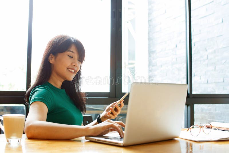 Aziatische jonge eigenaar bedrijfsvrouw die, post controleren op laptop die het werk proces in bureau organiseren online werken d stock foto Aziatische jonge eigenaar bedrijfsvrouw die, post controleren op laptop die het werk proces in bureau organiseren online werken d stock foto