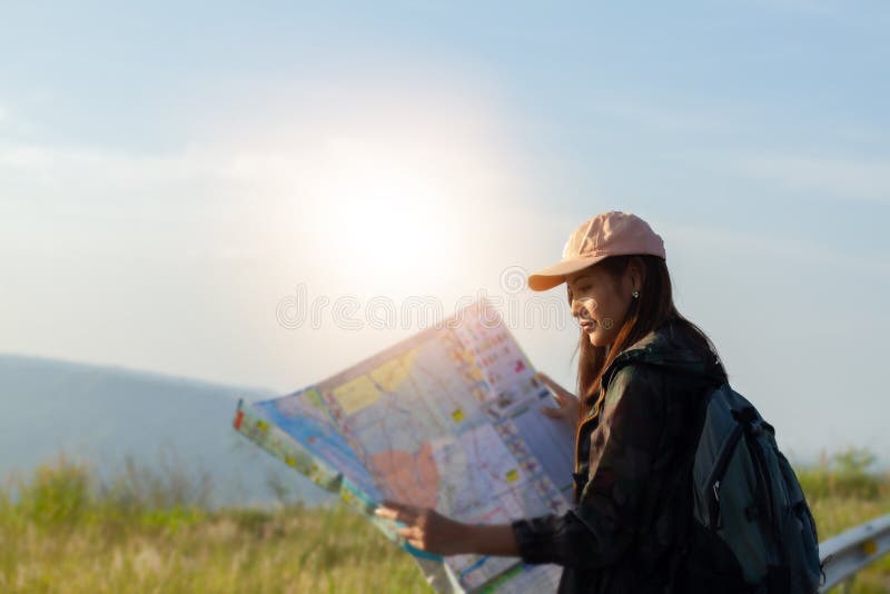 Aziatische jonge vrouwenmensen die met vriendenrugzakken het lopen wandelen royalty-vrije stock fotografie Aziatische jonge vrouwenmensen die met vriendenrugzakken het lopen wandelen royalty-vrije stock fotografie
