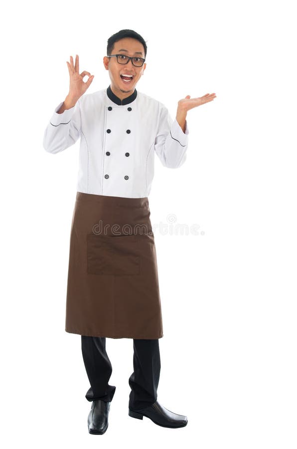 Aziatische mannelijke chef-kok die exemplaar ruimte en o.k. handteken tonen royalty-vrije stock foto's Aziatische mannelijke chef-kok die exemplaar ruimte en o.k. handteken tonen royalty-vrije stock foto's
