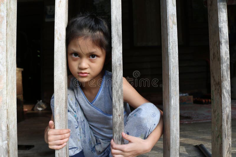 Aziatische meisjes in het lokale huis in Thailand stock fotografie Aziatische meisjes in het lokale huis in Thailand stock fotografie