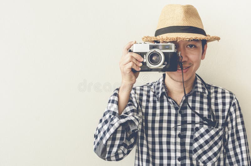 Aziatische mens die foto op retro camera nemen stock fotografie Aziatische mens die foto op retro camera nemen stock fotografie