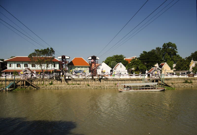 Aziatische mensen en de buitenlandse kabelwagen van het reizigersgebruik over de rivier van chaophraya stock afbeeldingen Aziatische mensen en de buitenlandse kabelwagen van het reizigersgebruik over de rivier van chaophraya stock afbeeldingen