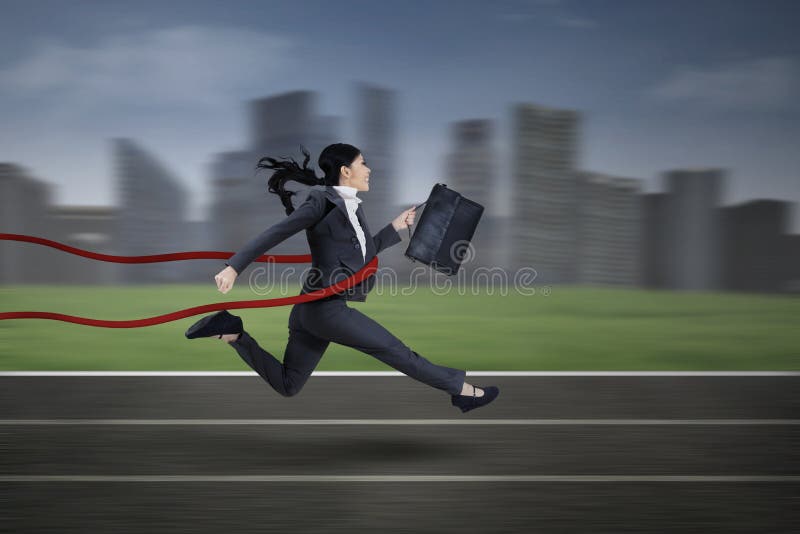 Aziatische onderneemster die een race winnen royalty-vrije stock afbeelding Aziatische onderneemster die een race winnen royalty-vrije stock afbeelding
