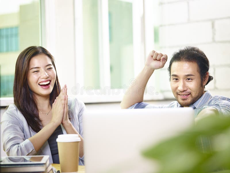 Aziatische ondernemers die succes en voltooiing in bureau vieren stock afbeelding Aziatische ondernemers die succes en voltooiing in bureau vieren stock afbeelding