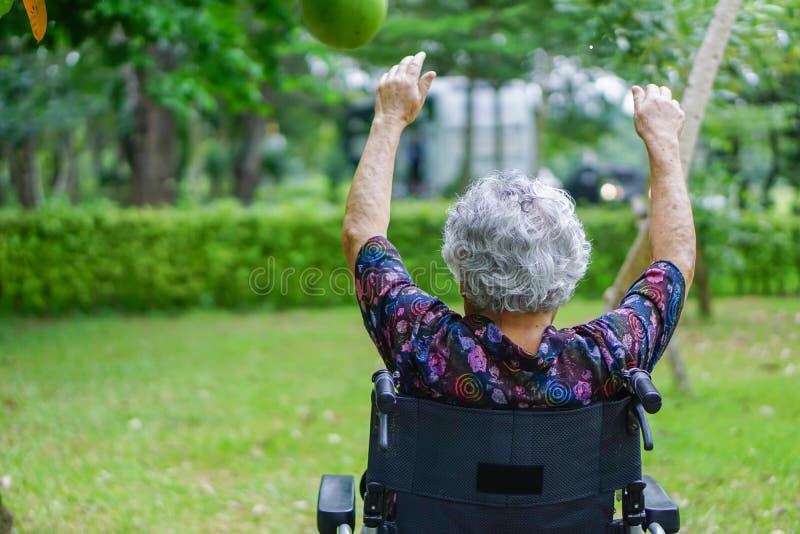 Aziatische oudere of oudere vrouwen oefenen in een rolstoel in een park