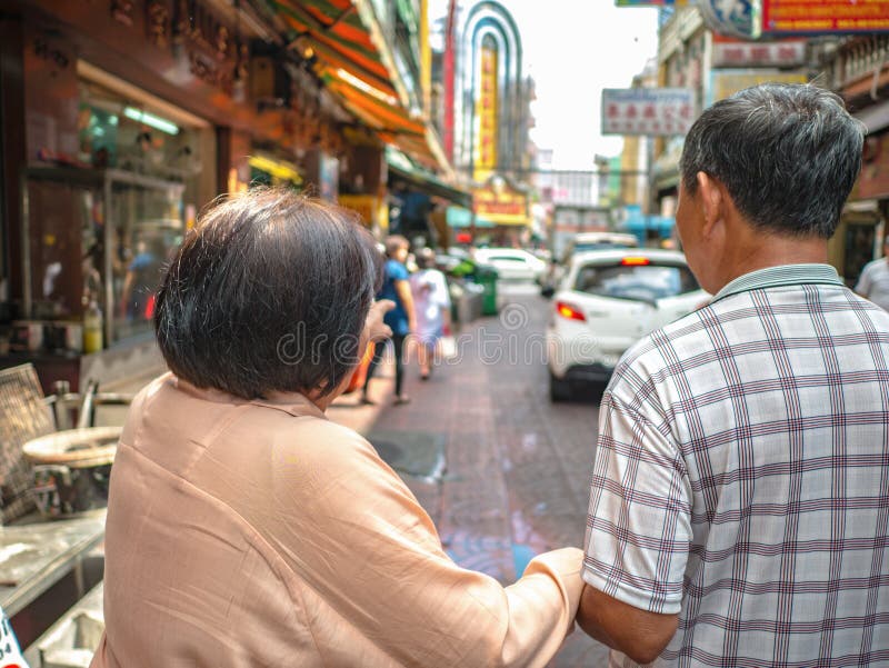 Aziatische Oudere zuster en jongere broer die in de stadsstreptokok van China lopen stock afbeeldingen Aziatische Oudere zuster en jongere broer die in de stadsstreptokok van China lopen stock afbeeldingen