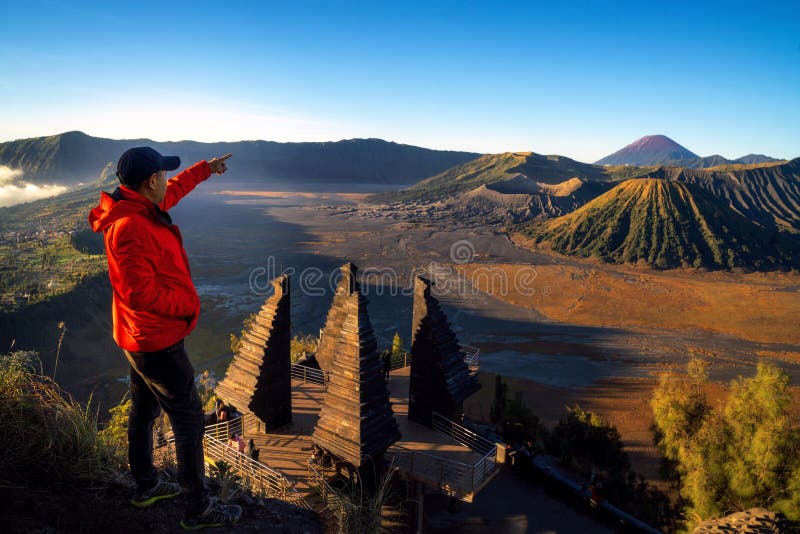 Aziatische reiziger staat boven Seruni-standpunt voor de zonsopgang in de Bromo-berg royalty-vrije stock foto's Aziatische reiziger staat boven Seruni-standpunt voor de zonsopgang in de Bromo-berg royalty-vrije stock foto's