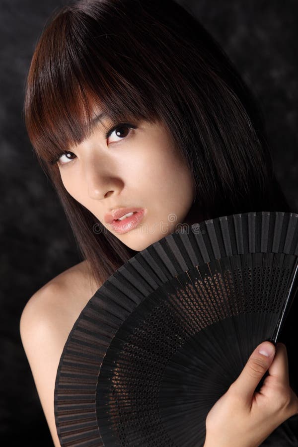 Mooie Aziatische Vrouw In Angel Costume Het Zitten Omhoog Het Kijken Stock Afbeelding Image