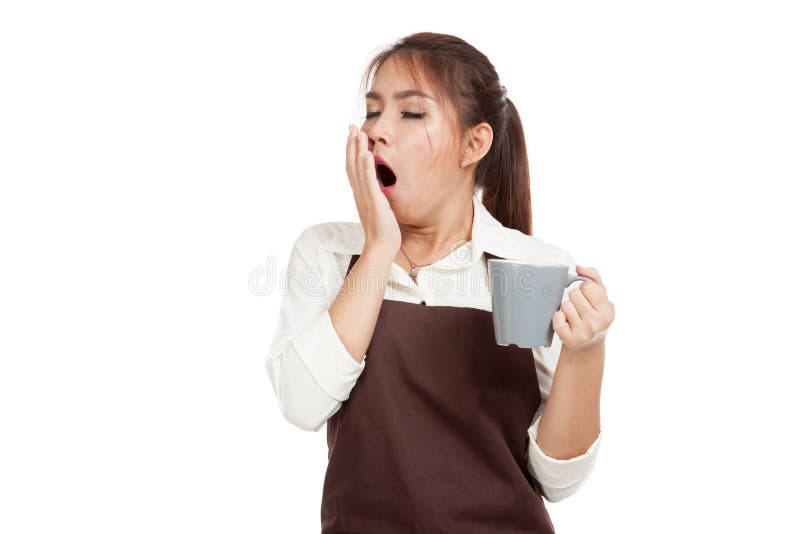 Aziatische serveerster in schortgeeuw met kop van koffie royalty-vrije stock afbeelding Aziatische serveerster in schortgeeuw met kop van koffie royalty-vrije stock afbeelding