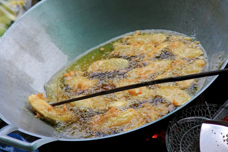 Aziatische snack: Gefrituurde bananenschijfjes stock foto's