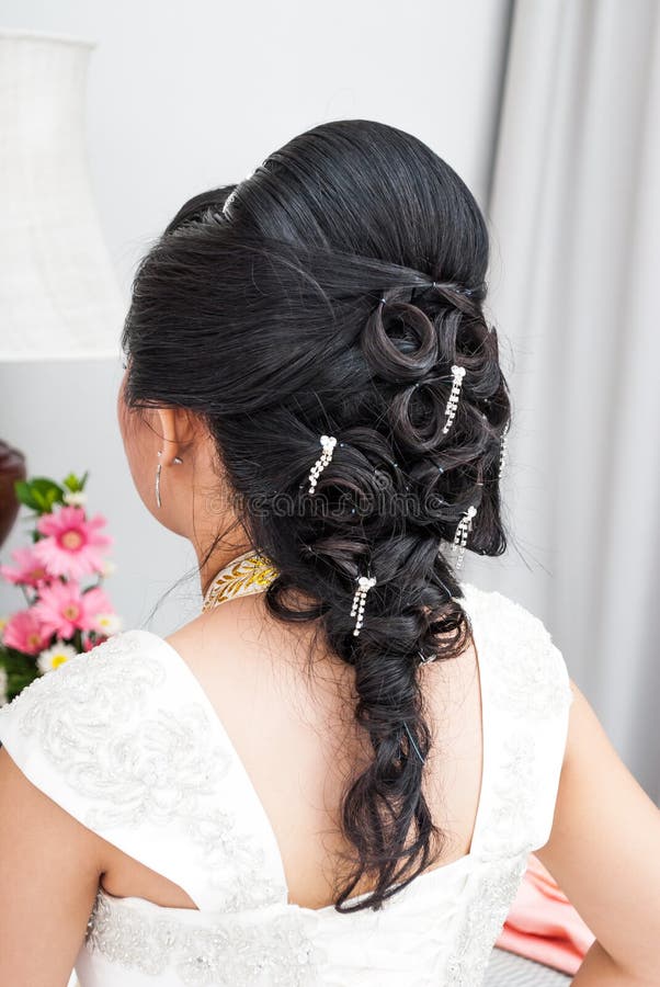 Aziatische Thaise Bruid met Mooie Haarstijl