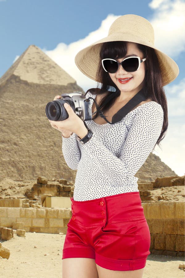 Aziatische toerist bij piramide stock foto's Aziatische toerist bij piramide stock foto's