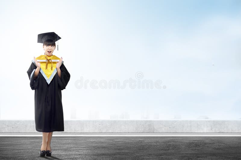 Aziatische vrouw in barethoed en diploma die van universiteit een diploma behalen royalty-vrije stock fotografie Aziatische vrouw in barethoed en diploma die van universiteit een diploma behalen royalty-vrije stock fotografie