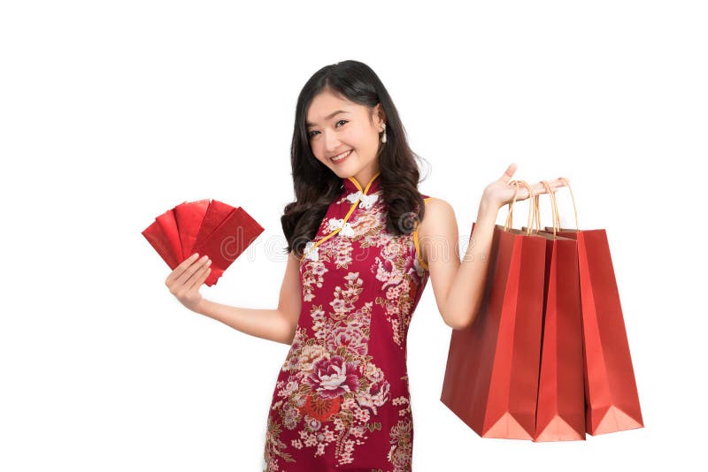Aziatische vrouw die de Chinese Rode enveloppen van de kledingsgreep en het winkelen zak dragen stock afbeelding Aziatische vrouw die de Chinese Rode enveloppen van de kledingsgreep en het winkelen zak dragen stock afbeelding