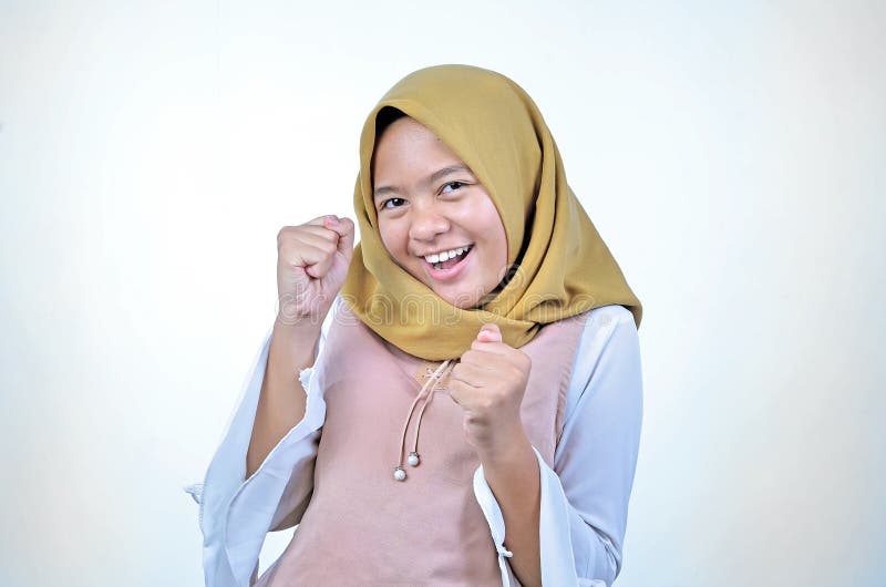 Aziatische vrouw die hijab gelukkige en opgewekte het vieren overwinning dragen die groot succes, macht, energie en positieve emo royalty-vrije stock foto's Aziatische vrouw die hijab gelukkige en opgewekte het vieren overwinning dragen die groot succes, macht, energie en positieve emo royalty-vrije stock foto's