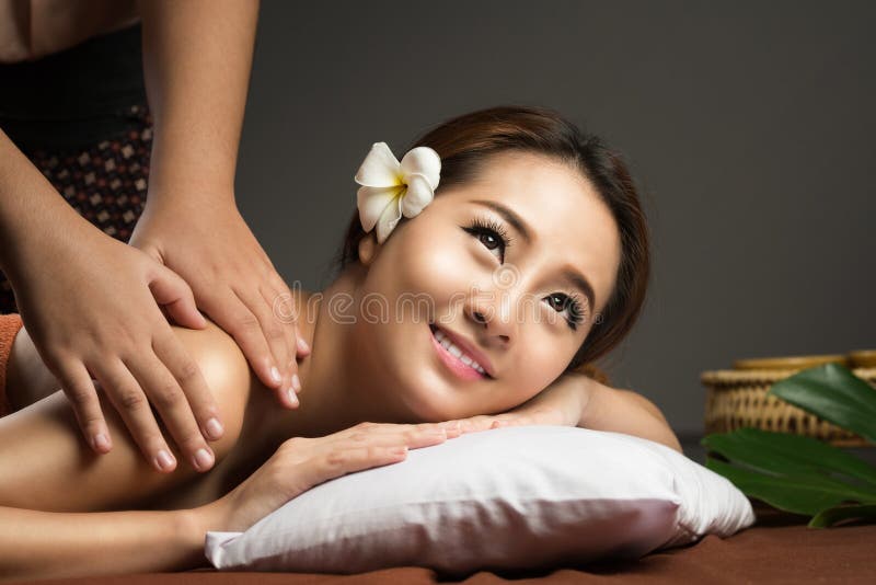 Aziatische vrouw die massage, Gezonde Thaise Massage hebben royalty-vrije stock fotografie Aziatische vrouw die massage, Gezonde Thaise Massage hebben royalty-vrije stock fotografie