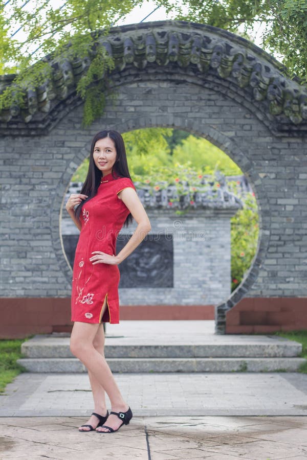 Aziatische vrouw die traditioneel Cheongsam-klerenportret openlucht tijdens Chinees Nieuwjaar dragen royalty-vrije stock afbeelding Aziatische vrouw die traditioneel Cheongsam-klerenportret openlucht tijdens Chinees Nieuwjaar dragen royalty-vrije stock afbeelding