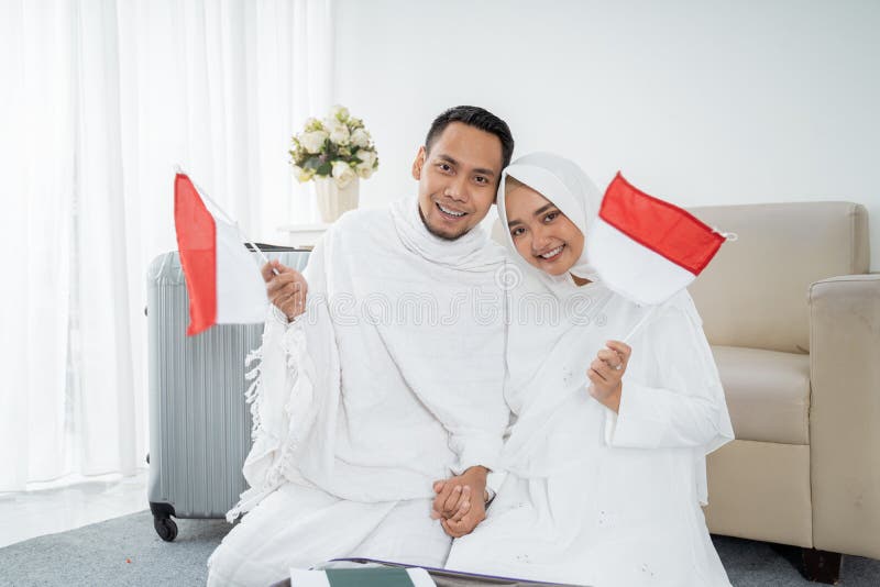 Aziatische vrouw en echtgenoot die nationale vlag van Indonesiër houden royalty-vrije stock foto Aziatische vrouw en echtgenoot die nationale vlag van Indonesiër houden royalty-vrije stock foto