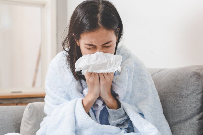 Aziatische vrouw heeft een lage en verkoudheid