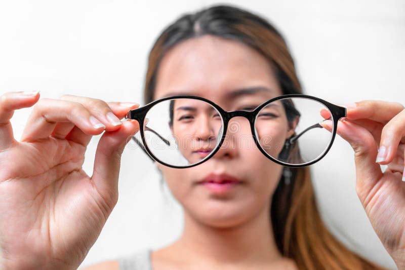 Alegerea corectă a ochelarilor este esențială pentru tratamentul oboselii oculare