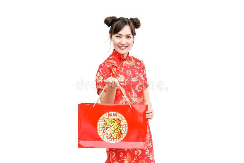 Aziatische vrouwenholding het winkelen zak, vrouwenslijtage cheongsam, Chinees nieuw jaar royalty-vrije stock foto Aziatische vrouwenholding het winkelen zak, vrouwenslijtage cheongsam, Chinees nieuw jaar royalty-vrije stock foto