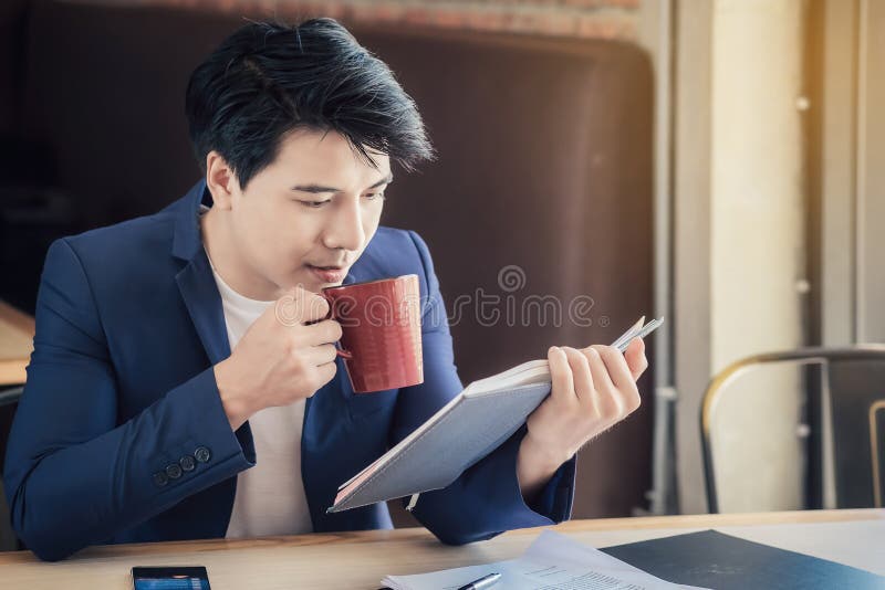 Aziatische zakenlieden die koffie eten terwijl het werken in de ochtend stock foto's Aziatische zakenlieden die koffie eten terwijl het werken in de ochtend stock foto's