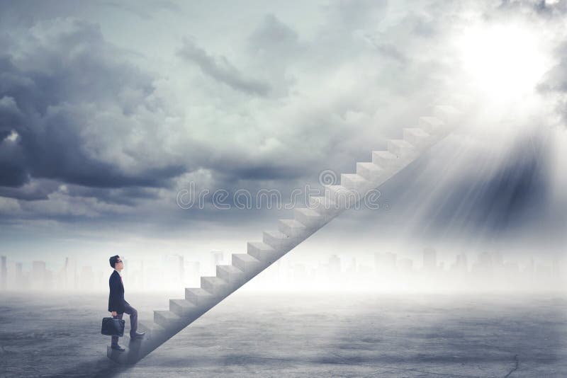 Aziatische zakenman die naar zonlicht stappen stock foto's Aziatische zakenman die naar zonlicht stappen stock foto's