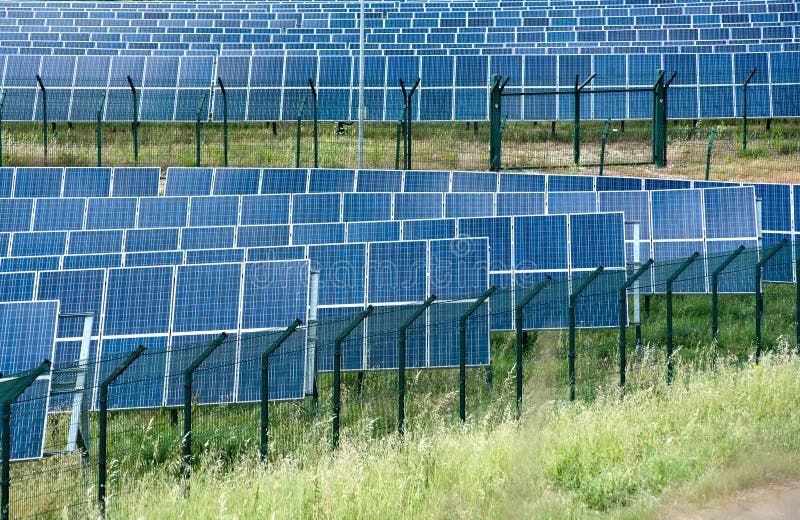 Azienda agricola a energia solare con i pannelli fotovoltaici fotografia stock libera da diritti Azienda agricola a energia solare con i pannelli fotovoltaici fotografia stock libera da diritti