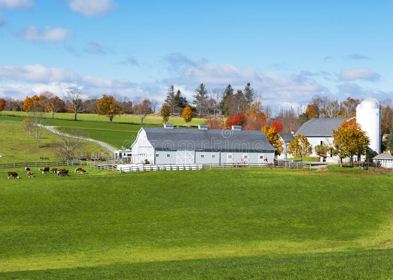 Azienda agricola tradizionale della Nuova Inghilterra immagini stock libere da diritti Azienda agricola tradizionale della Nuova Inghilterra immagini stock libere da diritti