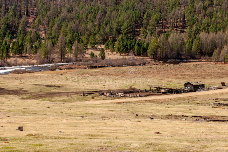 Azienda agricola in un campo dal fiume immagine stock libera da diritti Azienda agricola in un campo dal fiume immagine stock libera da diritti