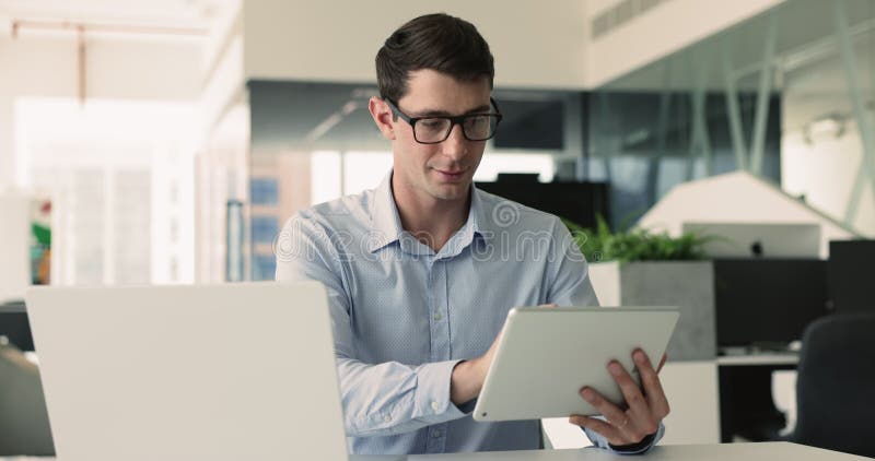Azienda che lavora in ufficio con laptop e tablet video d archivio