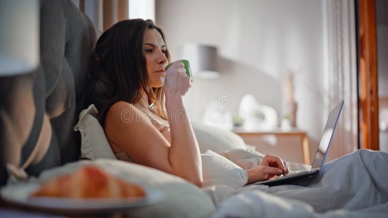 Azienda che lavora un letto per computer godendosi la chiusura mattutina del caffè. Digitazione femminile archivi video