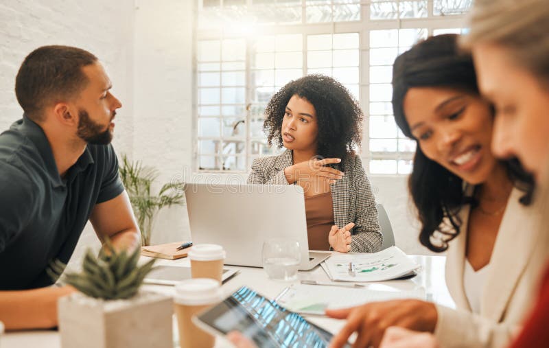 Azienda di architettura di gruppo e business people per incontrare laptop e feedback per il progetto. gruppo di dipendenti e fotografie stock libere da diritti