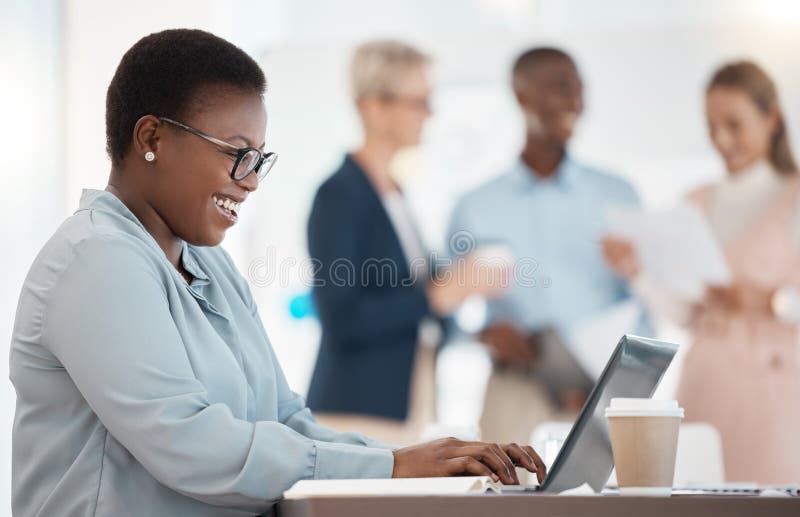 Azienda di computer portatili e donna di colore che scrive email o navigazione sul web. computer dipendente e donna felice fotografia stock libera da diritti