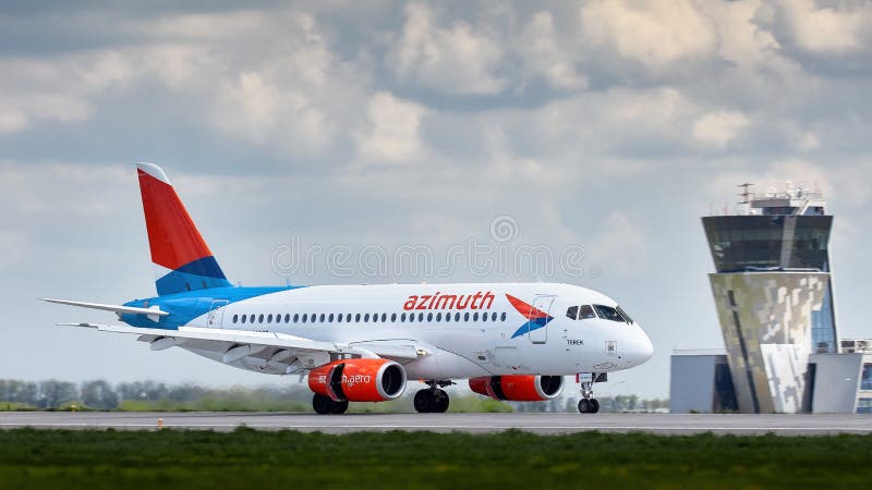 Azimuth Airlines luftfartyg Sukhoi Superjet 100 RA-89079 utför landning på flygplatsen Platov Spotting på flygplatsen Platov
