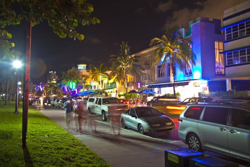 Azionamento dell'oceano in Miami Beach alla notte immagini stock Azionamento dell'oceano in Miami Beach alla notte immagini stock